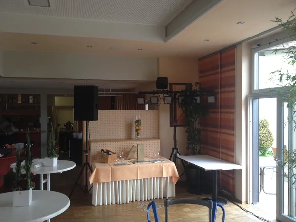 Saal des Hotel Aramis mit Lautsprechern, Lichttraverse und Tanzfläche