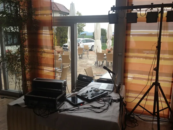 DJ-Pult mit Traverse vor der Fensterfront im Hotel Aramis