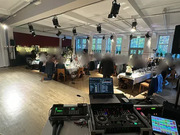 DJ-Setup mit Blick über den Saal im Badhaus Rottweil