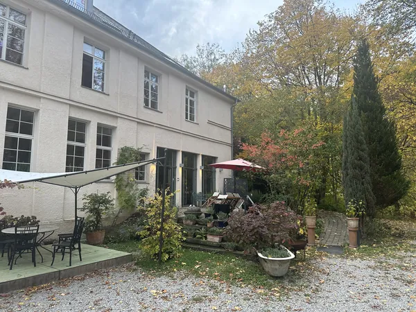 Hausfassade mit Terrasse und Garten im Badhaus Rottweil