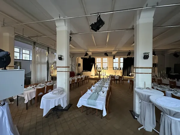 Saal mit festlich gedeckter Tafel im Badhaus Rottweil