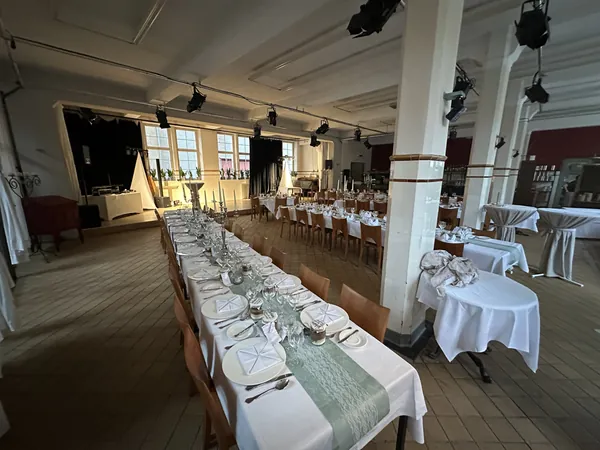 Lange Tafel mit Tischläufer und Kerzen im Badhaus Rottweil