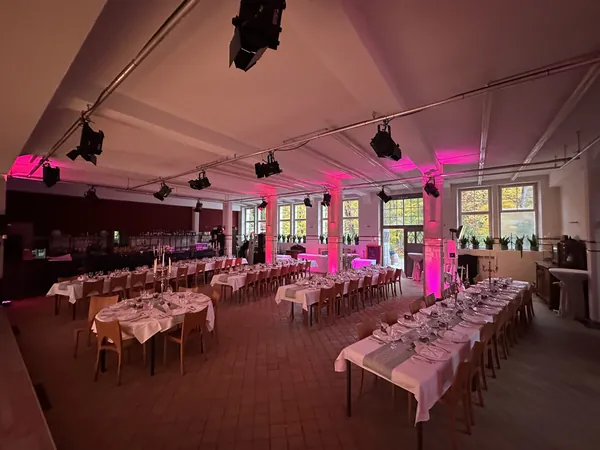 Saal in pinker Lichtstimmung im Badhaus Rottweil