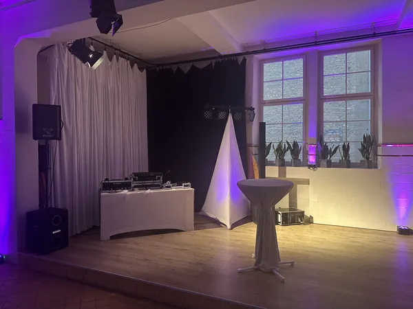 Bühne mit DJ-Pult und Lichtpyramide im Badhaus Rottweil