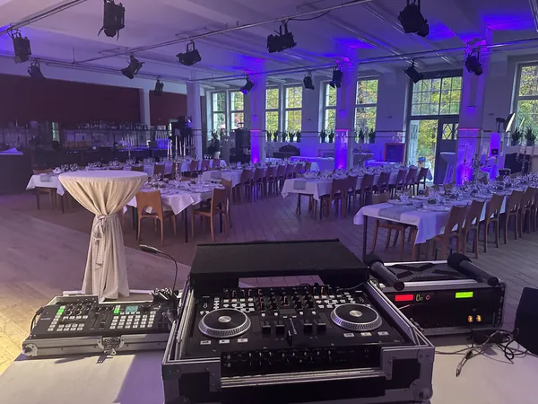 DJ-Controller mit Blick auf die Tafeln im Badhaus Rottweil
