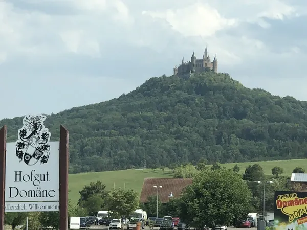 Burg Hohenzollern über dem Eingangsschild des Hofgut Domäne in Hechingen