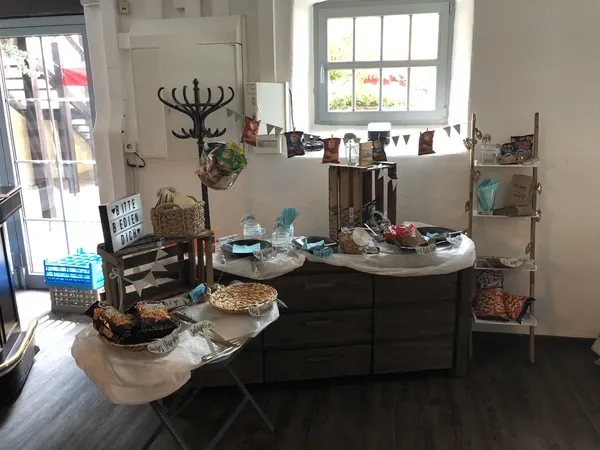 Candybar mit Snacks und Deko im Saal Kuhstall des Hofgut Domäne