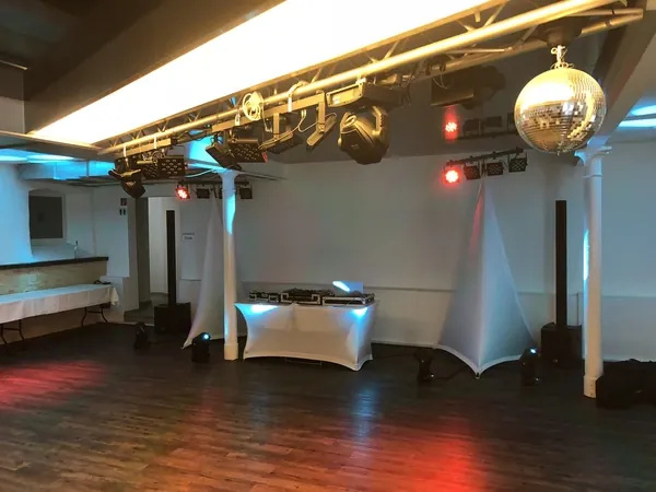DJ-Platz mit Lautsprechern und Lichteffekten auf der Tanzfläche im Hofgut Domäne