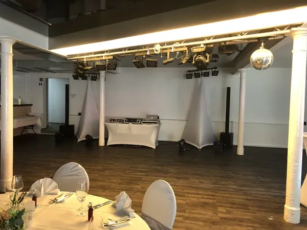 Blick von der Festtafel auf DJ-Platz und Tanzfläche im Hofgut Domäne