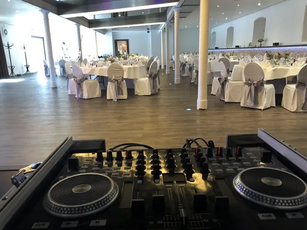 DJ-Controller mit Blick über den Festsaal im Hofgut Domäne
