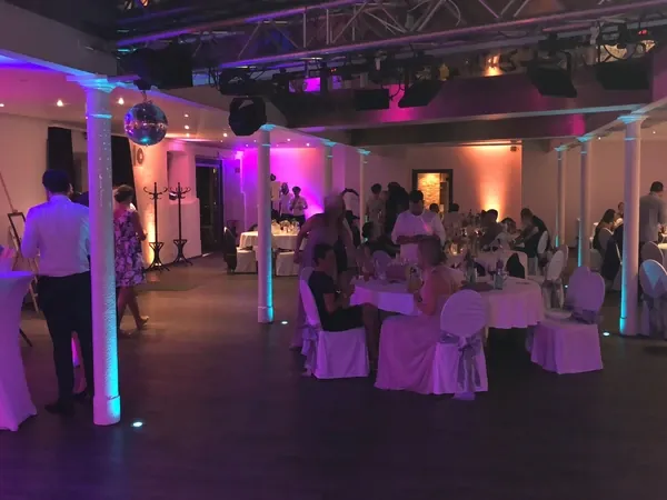 Abendstimmung mit Discokugel und Ambientelicht im Kuhstall des Hofgut Domäne