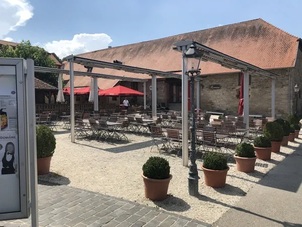 Innenhof mit Pergola und Biergarten am Hofgut Domäne