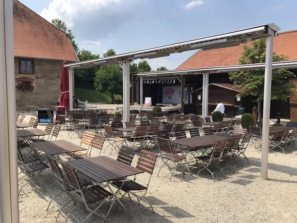Biergarten mit Bühne und Pergola im Hof des Hofgut Domäne