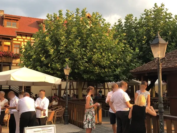 Empfang im Innenhof unter Platanen am Hofgut Domäne