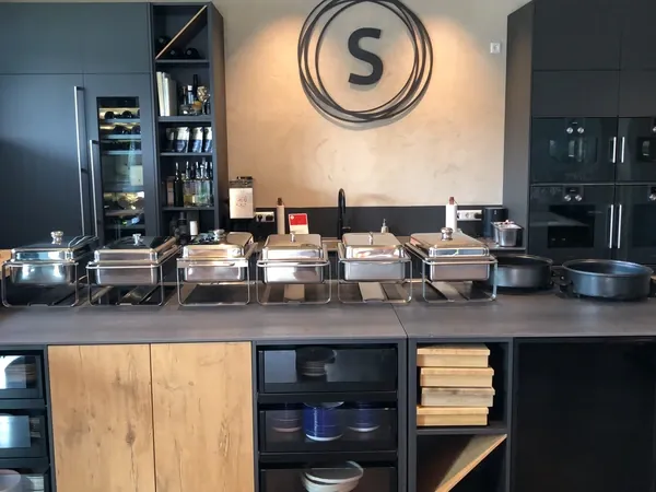 Buffet mit Warmhaltebehältern an der Küchenzeile der Event Schneiderei