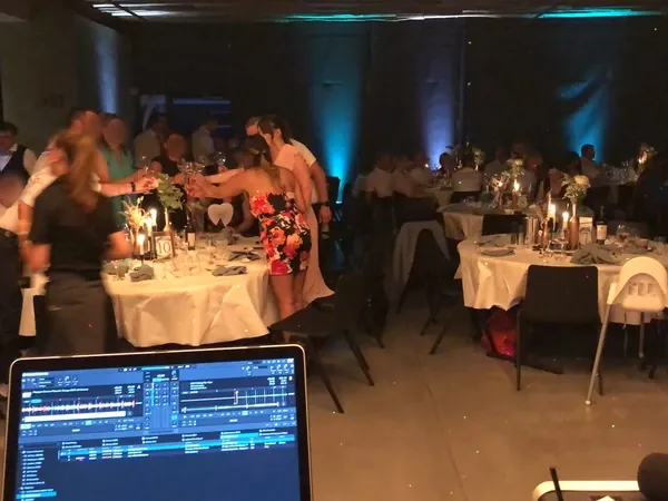 Blick vom DJ-Pult in den abendlich beleuchteten Saal der Event Schneiderei