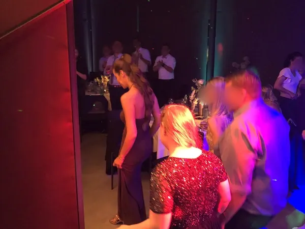 Tanzfläche mit rotem und blauem Partylicht in der Event Schneiderei