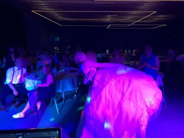 Hochzeitstanz im violetten Licht unter der Lichtinstallation der Event Schneiderei