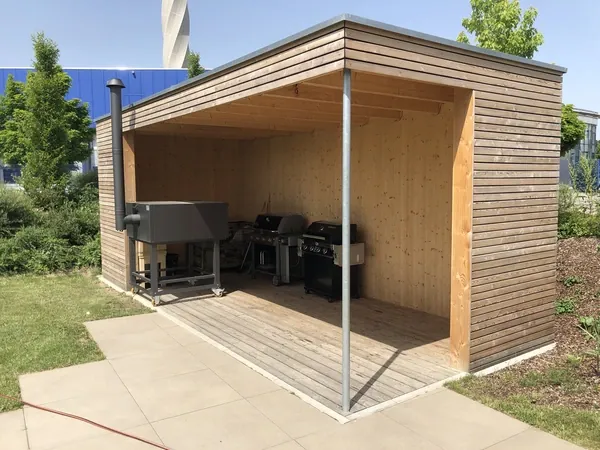 Holzpavillon mit Außenküche und Grills im Garten der Event Schneiderei