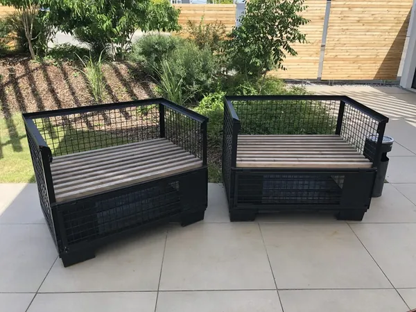 Loungemöbel aus Holz und Metall auf der Terrasse der Event Schneiderei