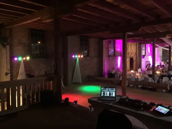 DJ-Pult mit Beleuchtung auf der Empore der Faktorei, Blick über den Festsaal
