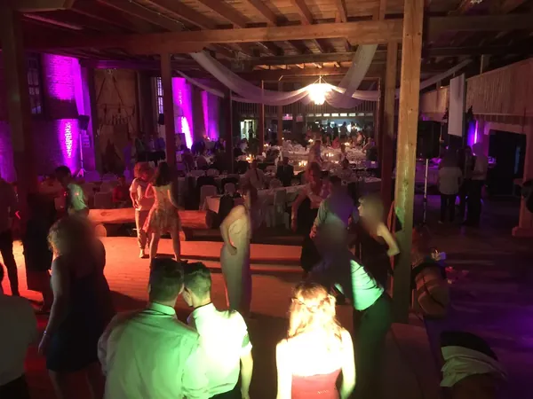Gäste auf der Tanzfläche mit rosa Partylicht in der Faktorei