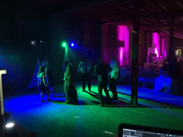 Tanzfläche mit blauem und grünem Licht in der Faktorei
