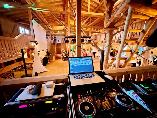 DJ-Pult mit Laptop auf der Galerie der Holzhalle im Freizeitpark Rotfelden