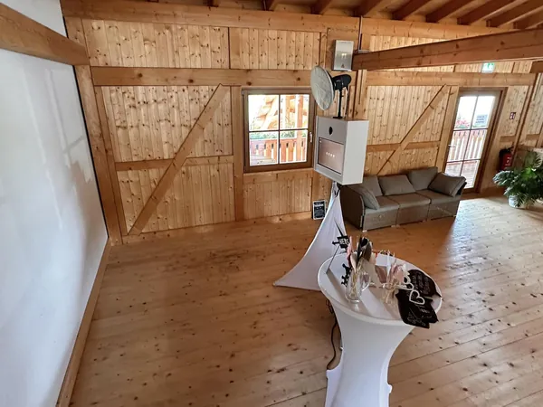 Fotobox neben einem Sofa im Holzsaal des Freizeitpark Rotfelden