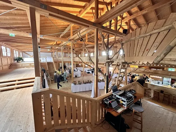 Blick von der Galerie über die Holzhalle im Freizeitpark Rotfelden