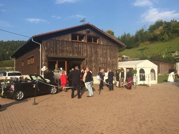 Holzbau mit Sektempfang auf dem Hof vor Gänßle's Schuppen