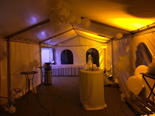 Festzelt mit Stehtischen und Ballons am Abend an Gänßle's Schuppen