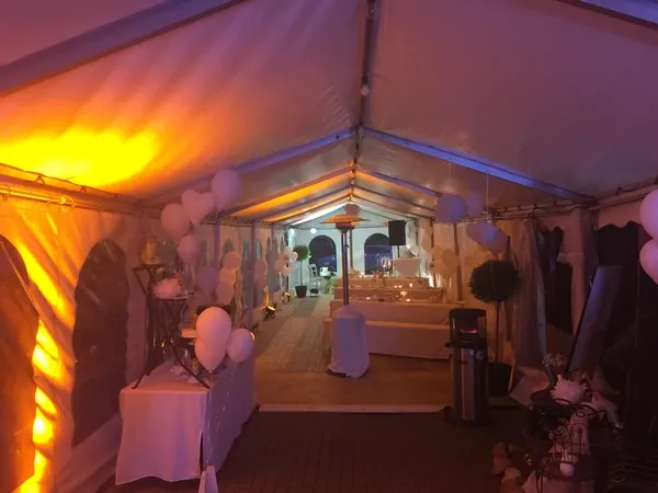Beleuchteter Zeltgang mit Blick zur Lounge an Gänßle's Schuppen