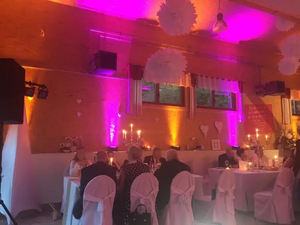 Saal mit Ambientelicht in Pink und Orange in Gänßle's Schuppen