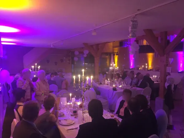 Abendstimmung im Saal mit Holzbalken und Kerzen in Gänßle's Schuppen
