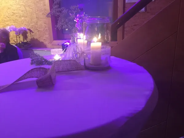 Tischdeko mit Windlicht und Orchideen in Gänßle's Schuppen