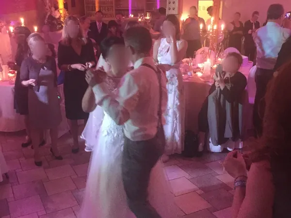 Hochzeitstanz auf der Tanzfläche im Saal von Gänßle's Schuppen