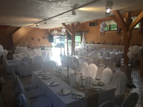 Blick durch den gedeckten Saal zur offenen Tür von Gänßle's Schuppen