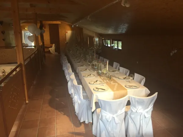 Lange Tafel mit Stuhlhussen im oberen Raum von Gänßle's Schuppen