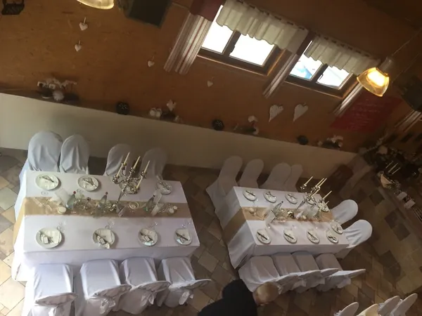 Gedeckte Tische unter Dachfenstern im oberen Raum von Gänßle's Schuppen