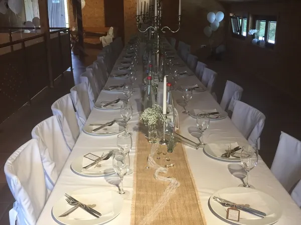 Festliche Tafel mit Juteläufer und Kerzen in Gänßle's Schuppen