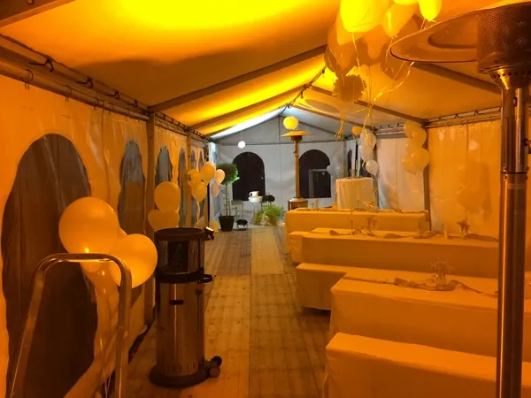 Festzelt mit Lounge und warmem Licht an Gänßle's Schuppen