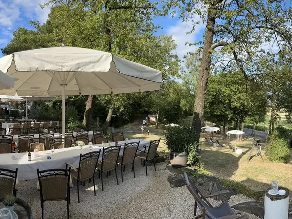 Lange Tafel unter Schirmen zwischen Bäumen an der Heuchelberger Warte