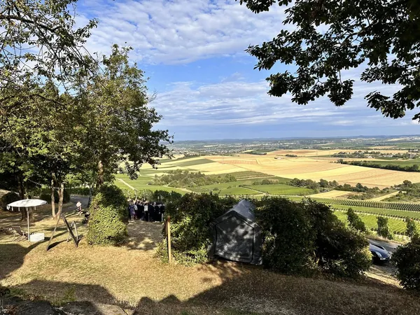 Blick von der Heuchelberger Warte über Felder und Weinberge