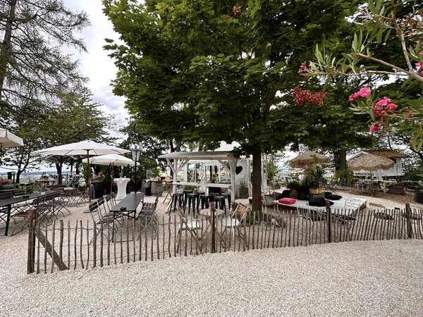 Kiesterrasse mit Sitzgruppen und Pavillon an der Heuchelberger Warte