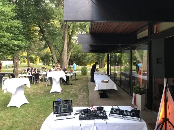 DJ-Pult auf der Terrasse mit Blick in den Garten am Kovas Balkan Restaurant