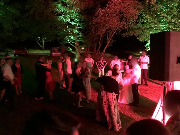 Tanzfläche im Garten mit grün und rot beleuchteten Bäumen am Kovas Balkan Restaurant