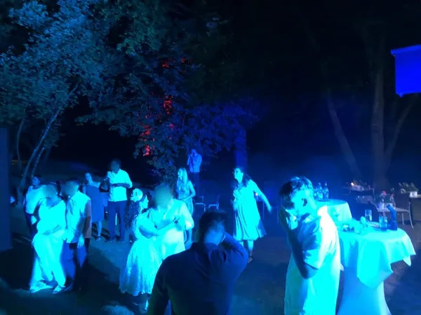 Tanzfläche im Garten mit blauem Partylicht am Kovas Balkan Restaurant