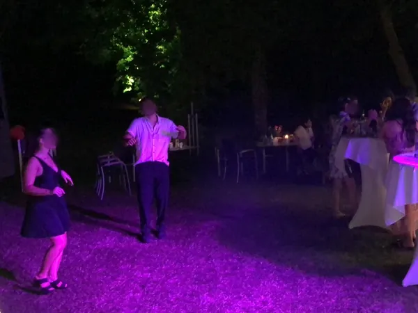 Lila Licht auf der Gartentanzfläche am Kovas Balkan Restaurant bei Nacht