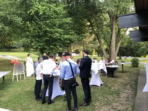 Stehtische mit weißen Hussen auf der Wiese am Kovas Balkan Restaurant